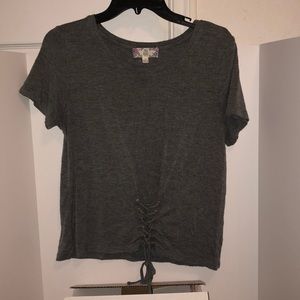🤩Dark grey tie at the bottom tshirt size small🤩